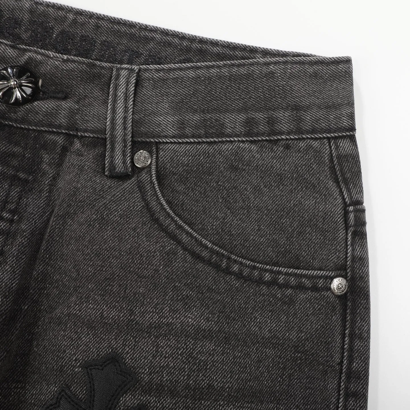 P280 Chrome Hearts city-limited flame black and white leather jeans need to be washed after the finished product is disassembled and hand-made with sheepskin cross leather and then spliced ​​together. The whole piece has too many craftsmanship to explain. The cabinet price is 34W+, the patchwork is decorated with cross flowers, and the high-waisted washed jeans! ! Absolutely high-end luxury products, 8W+ level god-level single products, super popular products, made with top heavy industry, a magic weapon that cannot be missed. About Kroxin This is an extremely luxurious fashion brand, which can also be called the aristocrats of the high street. It has always been an exclusive brand for some hipsters or rich second generation. Compared with ordinary high streets, it is more luxurious and noble. Compared with luxury brands, it has a more fashionable personality and has always been a brand that I have a special liking for. Size: 28 30 32 34 (corresponds to S-XL) Size chart: 28 Waist 76 Pants length 104 Hips 98 30 Waist 80 Pants length 105 Hips 102 32 Waist 84 Pants length 106 Hips 106 34 Waist 88 Pants length 107 Hips 110